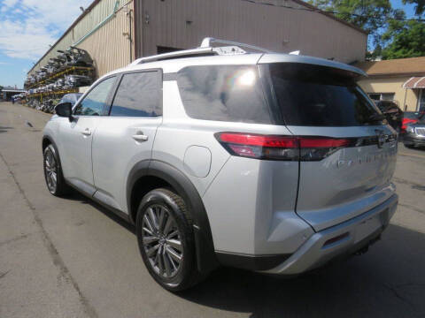 2025 Nissan Pathfinder SL