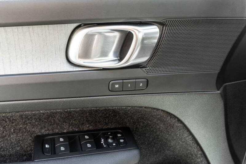 2025 Volvo XC40 B5 Plus Dark Theme