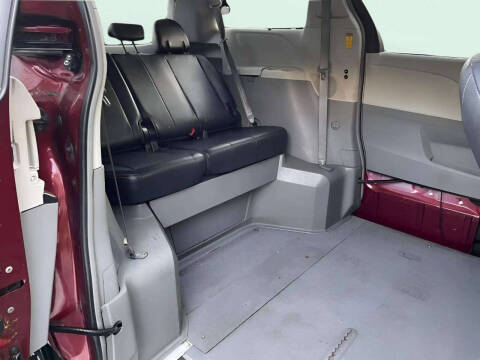 2014 Toyota Sienna SE 8-Passenger