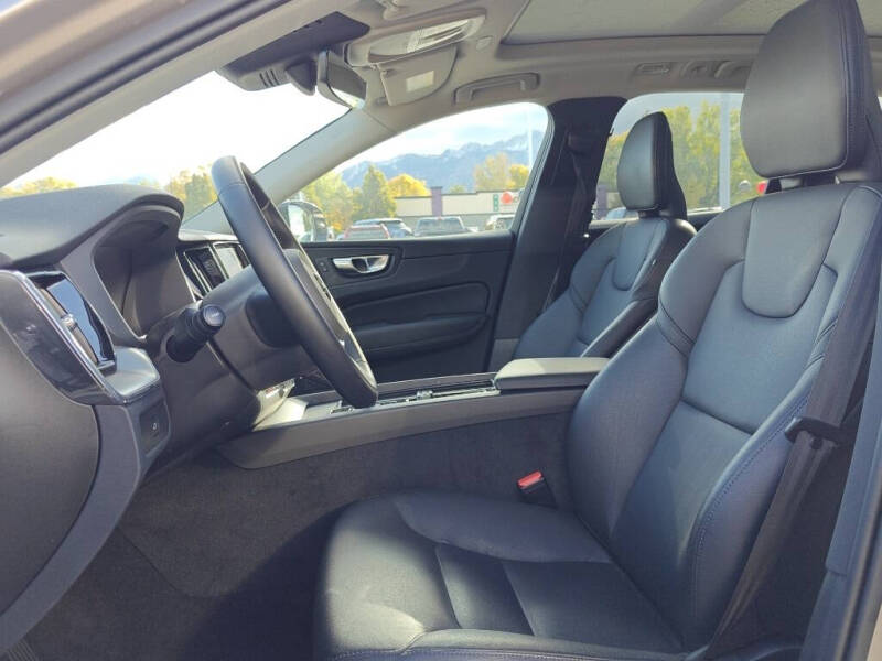 2025 Volvo XC60 B5 Core Dark Theme