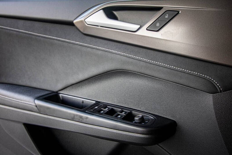 2026 Volkswagen Taos SE Black