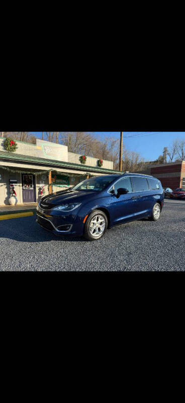 2017 Chrysler Pacifica Touring Plus's photo