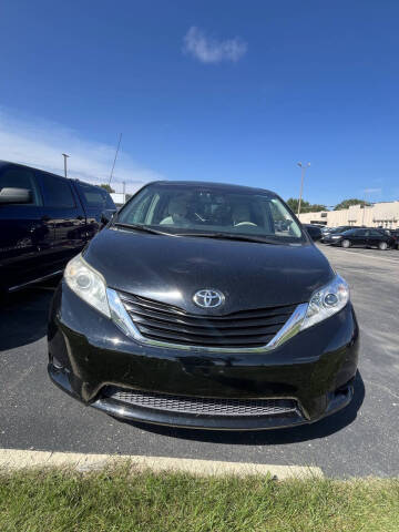 2013 Toyota Sienna LE 8-Passenger