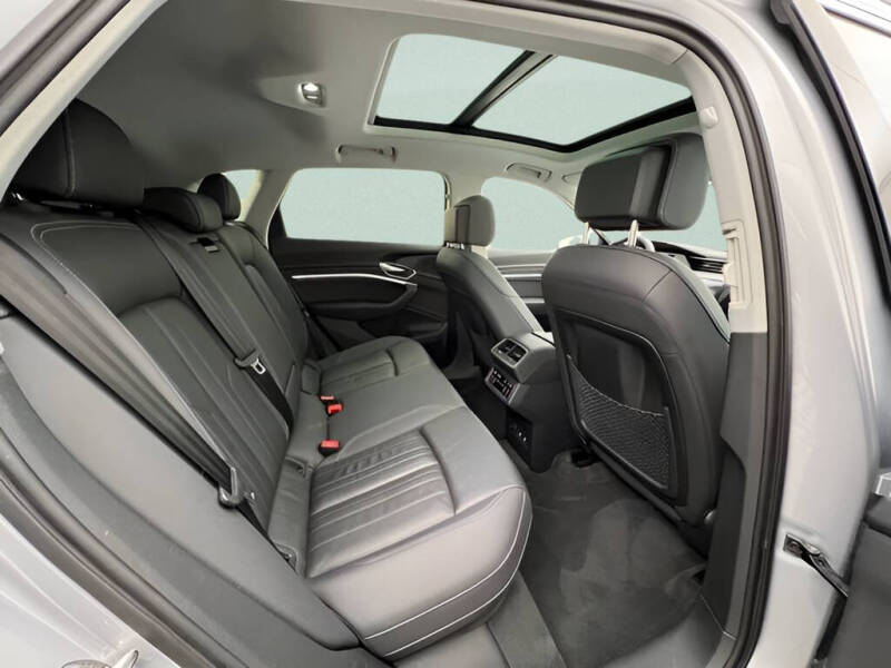 2022 Audi e-tron quattro Premium