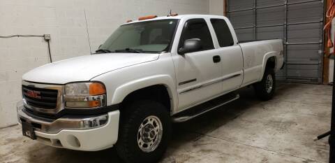 2005 GMC Sierra 2500HD for sale at MEDINA WHOLESALE LLC in Wadsworth OH