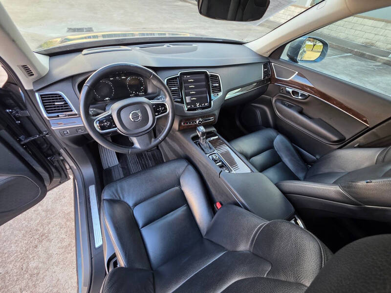 2016 Volvo XC90 T6 Momentum