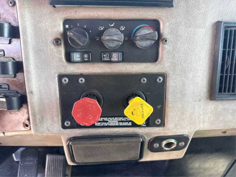 2004 Peterbilt 330