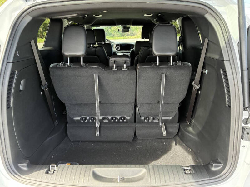 2027 Chrysler Pacifica Select