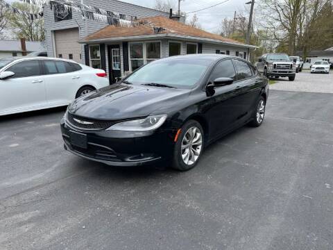 2015 Chrysler 200 for sale at The Car Mart in Milford IN