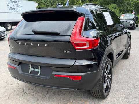 2024 Volvo XC40 B5 Core Dark Theme