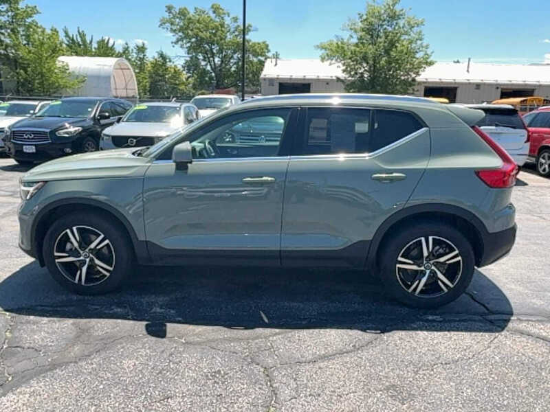 2025 Volvo XC40 B5 Core Bright Theme