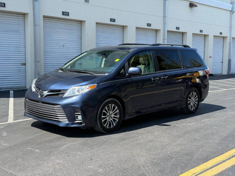 2018 Toyota Sienna XLE Premium's photo