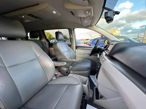 2011 Volkswagen Routan SE
