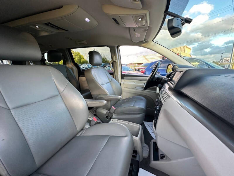 2011 Volkswagen Routan SE