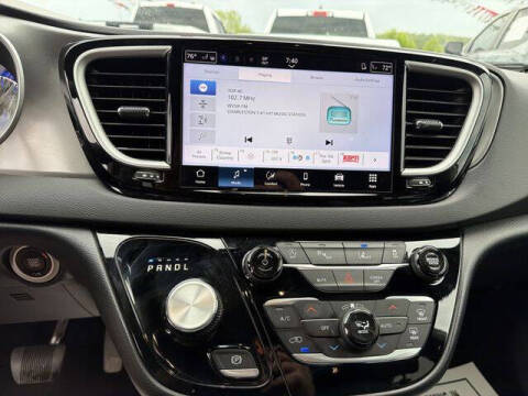 2025 Chrysler Pacifica Select