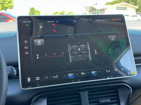 2025 VinFast VF8 Eco