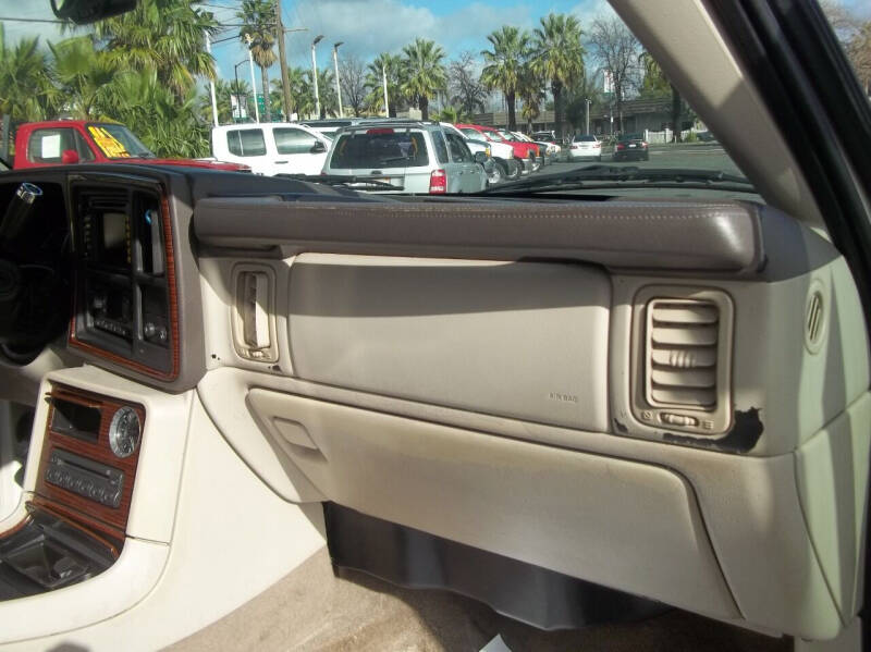 2004 Cadillac Escalade Base photo 39