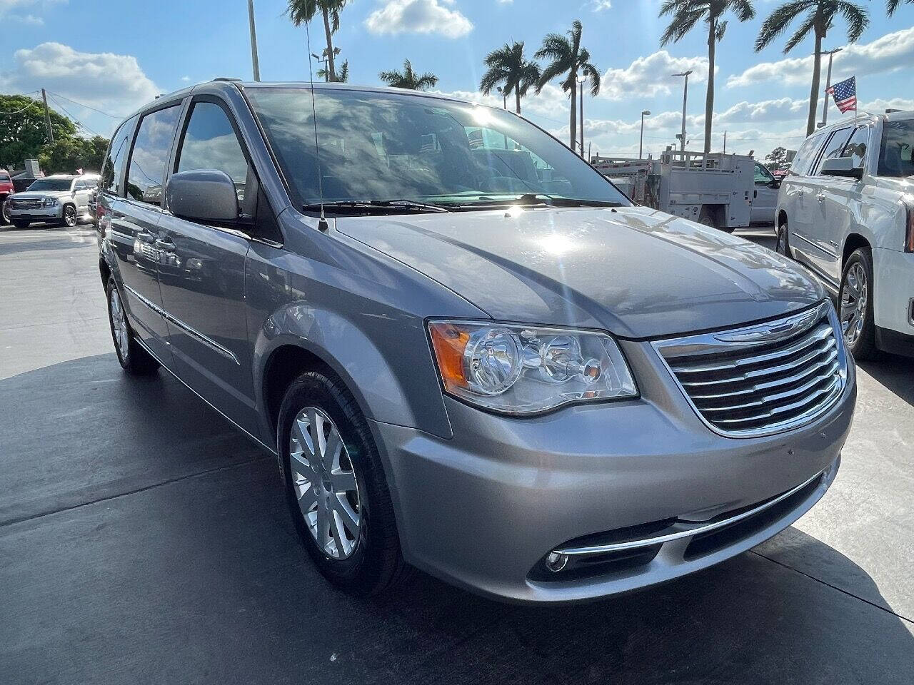 2016 CHRYSLER Town and Country Minivan - $11,900