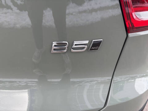 2025 Volvo XC40 B5 Plus Bright Theme