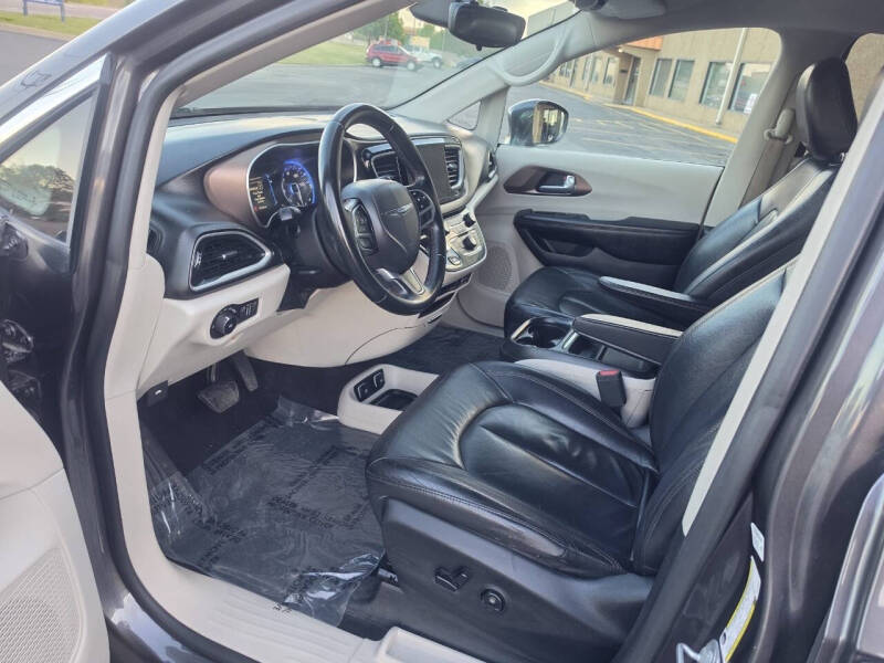 2017 Chrysler Pacifica Touring-L