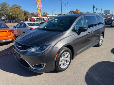2017 Chrysler Pacifica Touring-L Plus