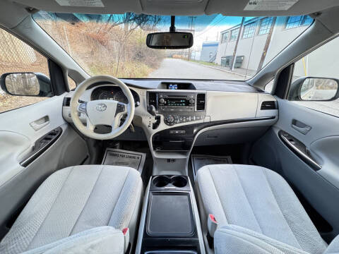 2013 Toyota Sienna LE 8-Passenger