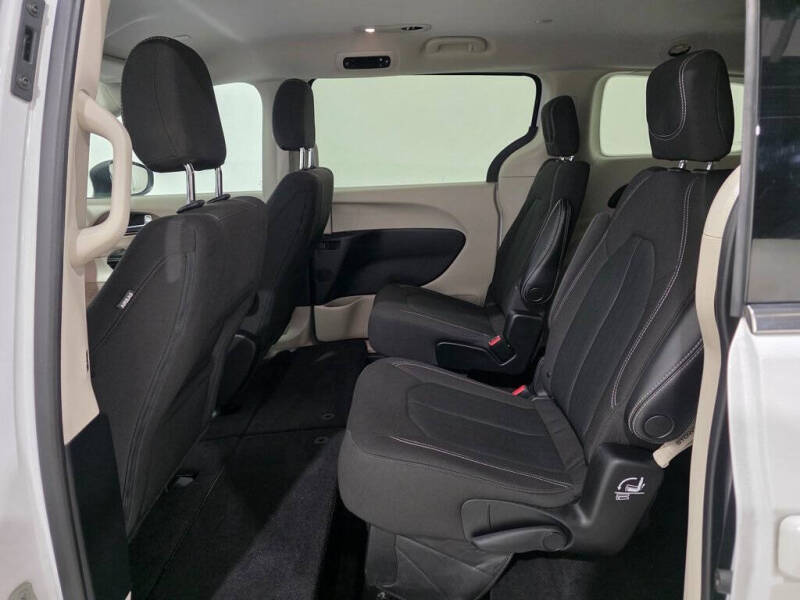 2022 Chrysler Voyager LX