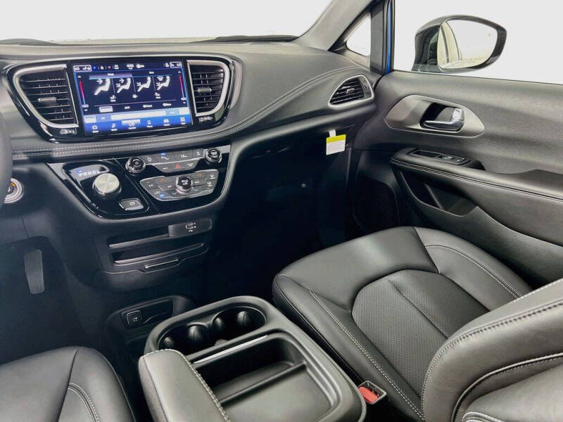 2027 Chrysler Pacifica Select