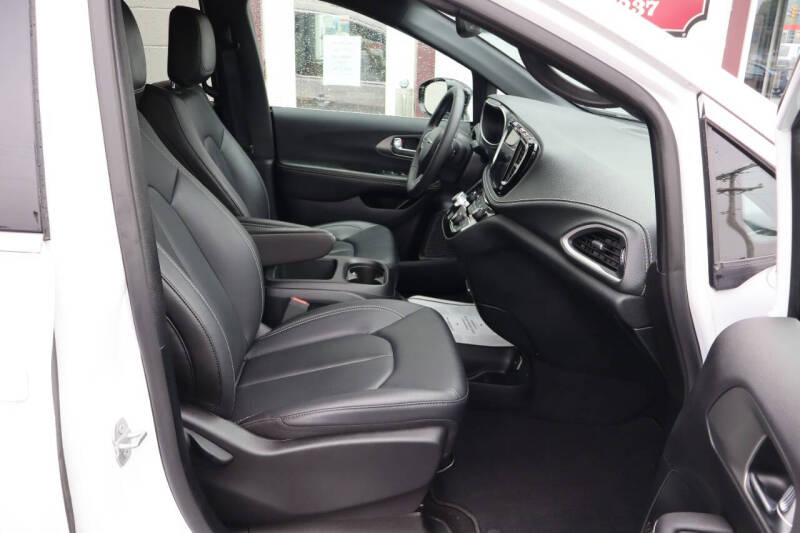 2025 Chrysler Pacifica Select