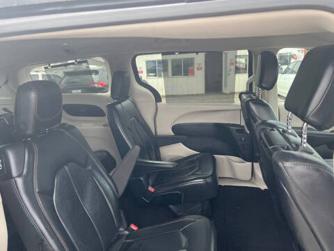 2017 Chrysler Pacifica Touring-L Plus