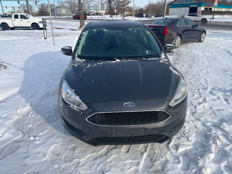 2016 Ford Focus SE's photo