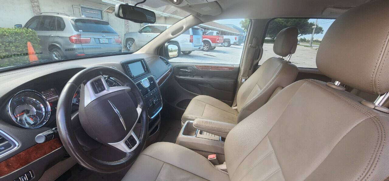 2016 CHRYSLER Town and Country Minivan - $7,950