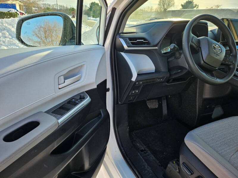 2025 Toyota Sienna LE 8-Passenger