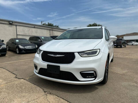 2021 Chrysler Pacifica for sale at International Auto Sales in Garland TX