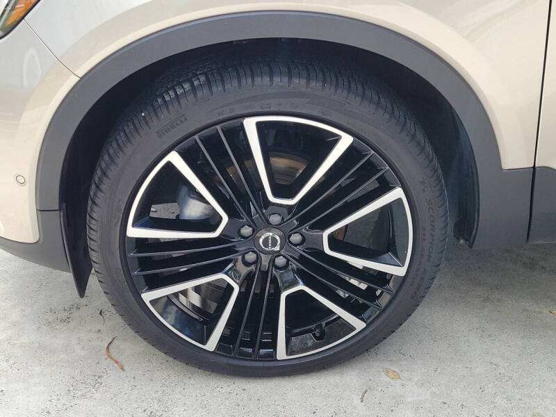 2024 Volvo XC40 B5 Ultimate Dark Theme