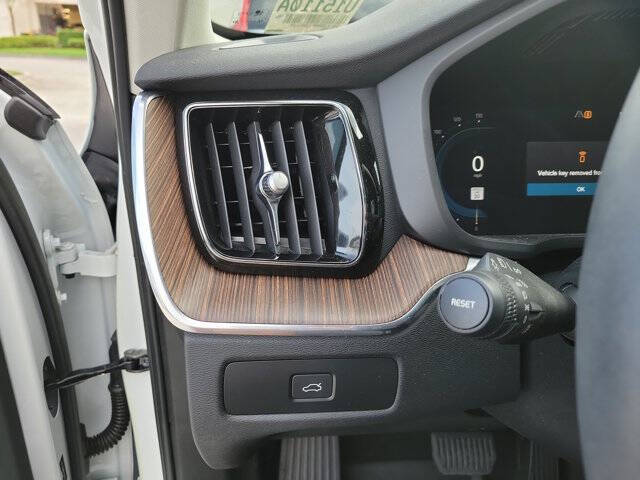 2023 Volvo XC60 B5 Plus Bright Theme