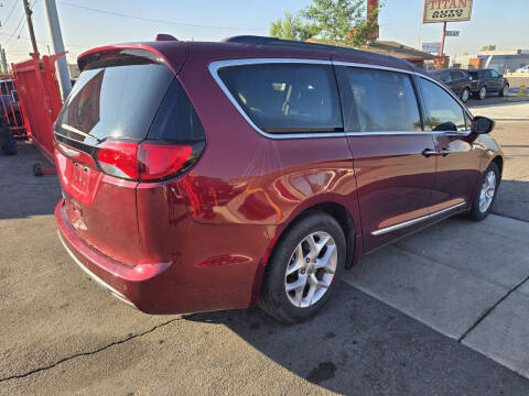 2017 Chrysler Pacifica Touring-L