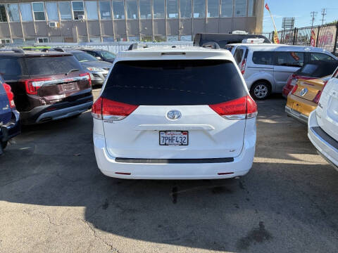 2012 Toyota Sienna LE 8-Passenger