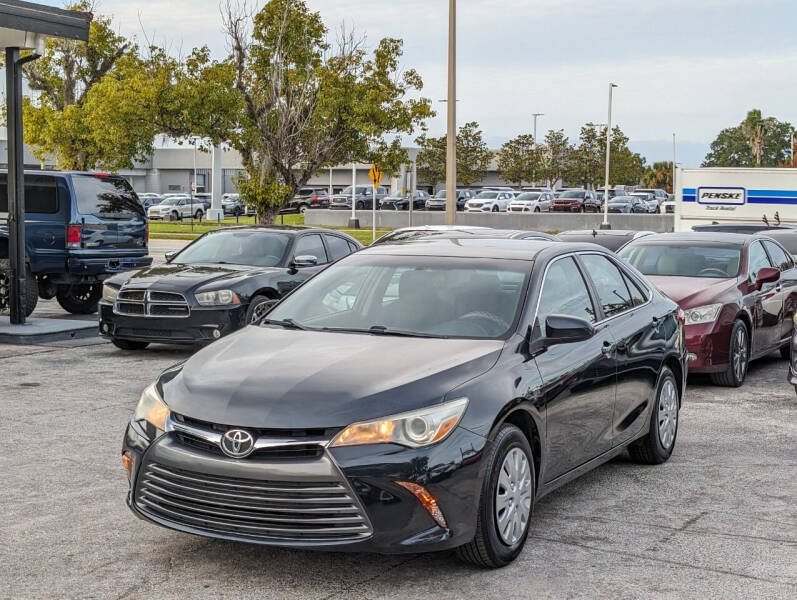 2015 Toyota Camry LE's photo