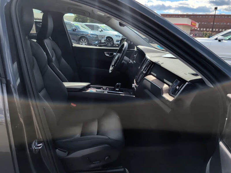 2023 Volvo XC60 B5 Plus Dark Theme