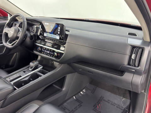 2022 Nissan Pathfinder SL