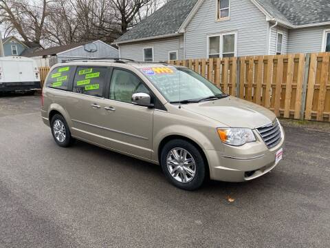 2009 Chrysler Town and Country for sale at PEKIN DOWNTOWN AUTO SALES in Pekin IL