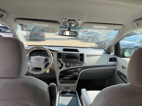 2014 Toyota Sienna LE 8-Passenger