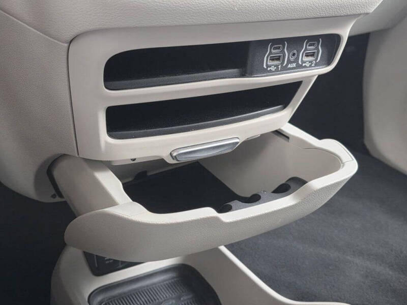 2022 Chrysler Voyager LX