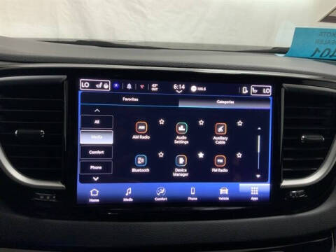 2025 Chrysler Pacifica Select