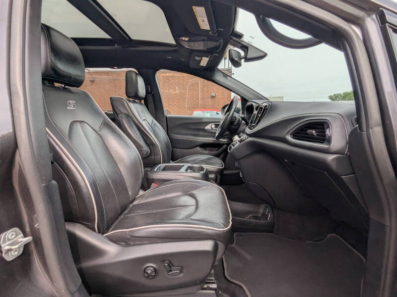 2020 Chrysler Pacifica Limited Red S