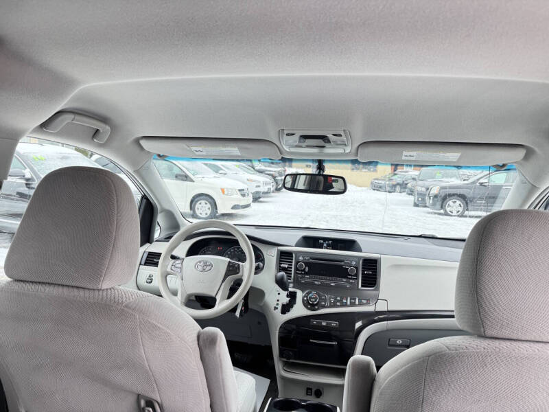 2014 Toyota Sienna LE 7-Passenger Auto Access Seat