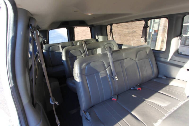 2020 GMC Savana Passenger LS photo 39