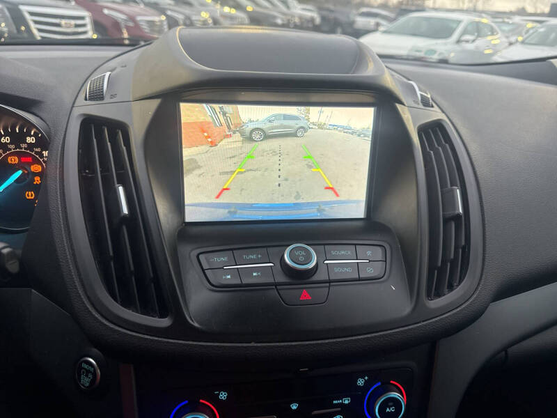 2019 Ford Escape SEL photo 17