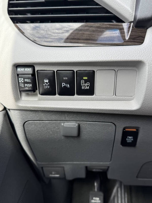 2017 Toyota Sienna XLE 8-Passenger